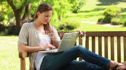 Frau mit Laptop in einem Park