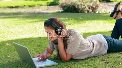 Frau mit Laptop in einem Park