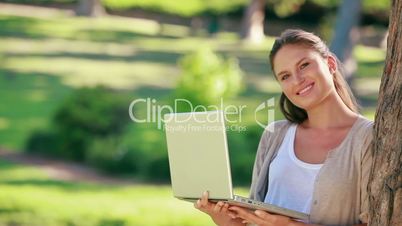 Frau mit Computer in einem Park