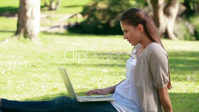 Frau mit Computer in einem Park
