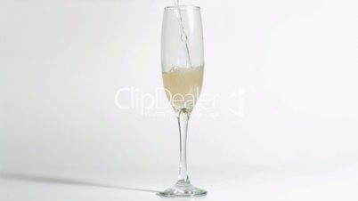 Flüssigkeit fließt in ein Glas