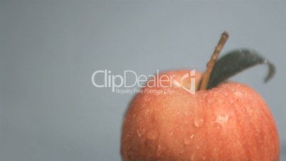 Wassertropfen fallen auf Apfel