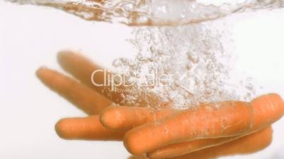 Karotten fallen ins Wasser