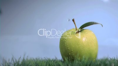 Wassertropfen fallen auf Apfel