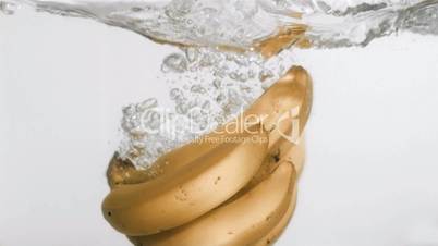 Bananen fallen ins Wasser