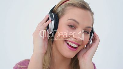 Frau hört Musik