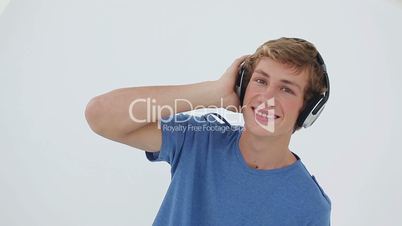 Junger Mann hört Musik
