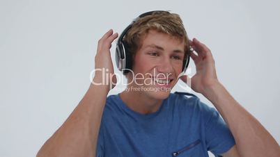 Junger Mann hört Musik