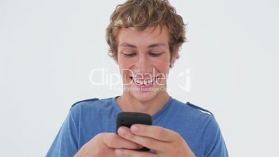 Junger Mann schreibt SMS