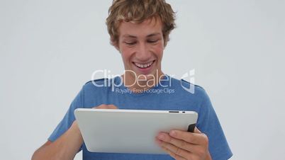 Mann mit Tablet-PC