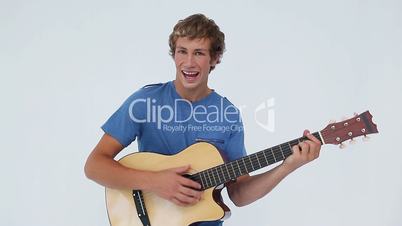 Junger Mann mit Gitarre
