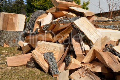 Holz hacken Feuerholz Esche Laubholz