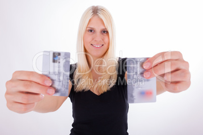 Eine junge Frau mit Kreditkarte