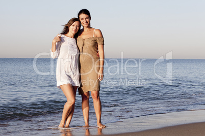 Zwei Freundinnen am Strand