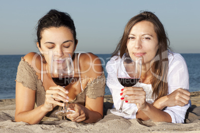 Zwei Frauen am Strand trinken Wein