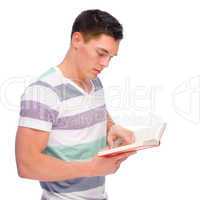 Junger Mann liest ein Buch