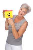 glückliche und aktive Seniorin mit einer Smiley-Box