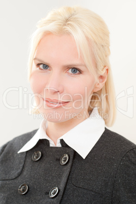 Porträt einer jungen und blonden Geschäftsfrau