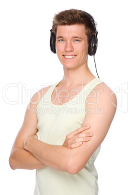 Junger Mann mit Kopfhörer