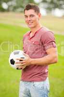 Junger Mann mit einem Fußball