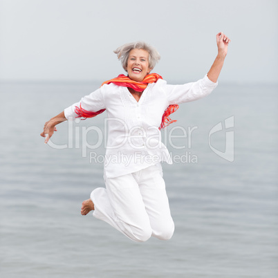 Aktive Seniorin am Strand