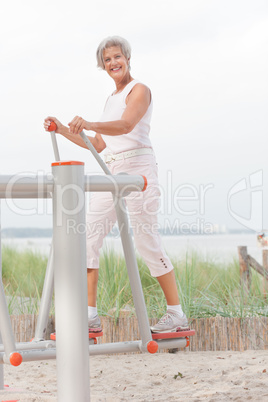 Aktive Seniorin am Strand