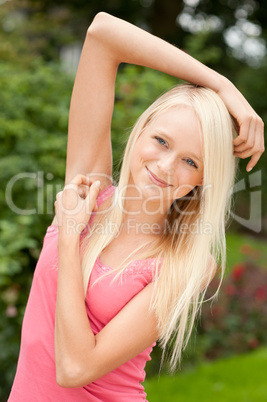 Junge Frau im Park Junge Frau im Park