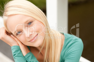 Junge Frau im Park Junge Frau im Park