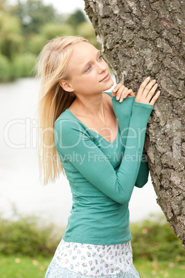 Junge Frau im Park