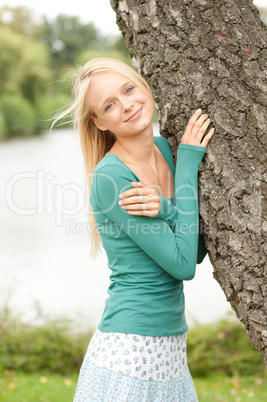 Junge Frau im Park