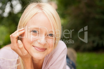 Junge Frau im Park