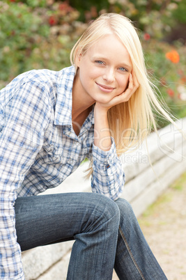 Junge Frau im Park