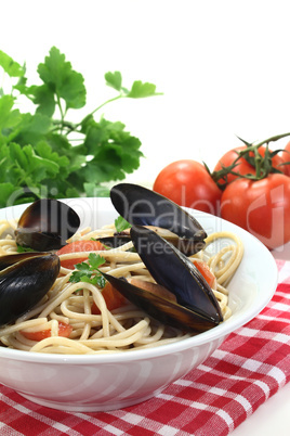 Spaghetti mit Tomaten, Miesmuscheln und Petersilie