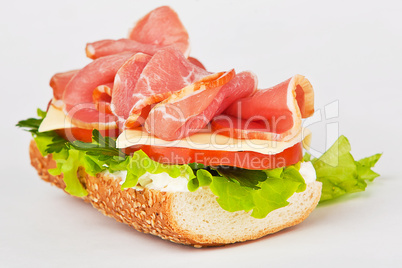 sandwich of ham lettuce and tomato