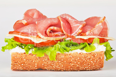 sandwich of ham lettuce and tomato