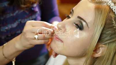 Bridal Makeup - Applying  Face Powder