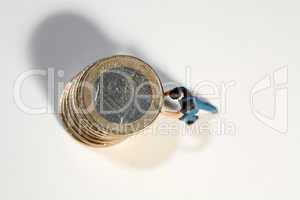 Miniatur Arbeiter schiebt Münzen