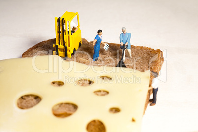 Miniatur Arbeiter bereiten einen Pausen Snack zu