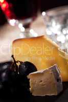 Closeup von Schweizer Käse mit Trauben und Wein