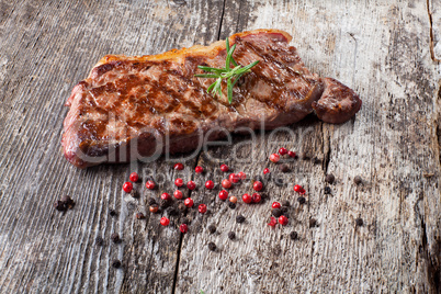 Steak vom Grill auf einem Holzbrett