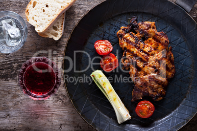 Gegrilltes Schweinesteak in einer Eisenpfanne