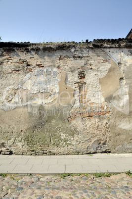 The broken wall near to road.