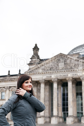 Frau vor dem Reichstag