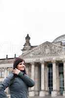 Frau vor dem Reichstag