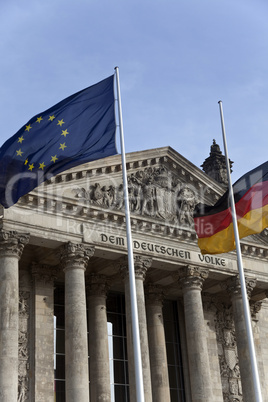 Reichstag - Kapitell mit Flaggen