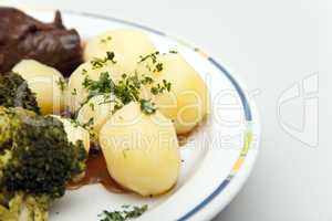 Kartoffeln, Brokoli und Bratenfleisch