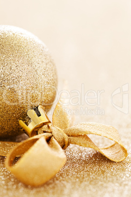 Weihnachtskugel mit Schleife / christmas bauble with ribbon