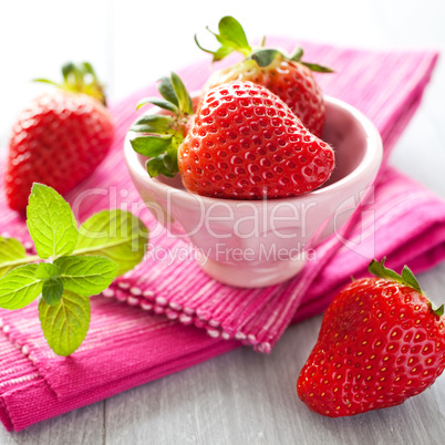 Erdbeeren in Schale / strawberries in a bowl