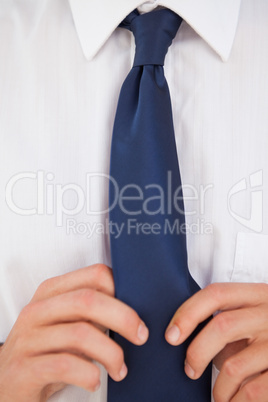 Man making a tie knot