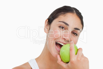 Close-up a brunette eating a green apple
